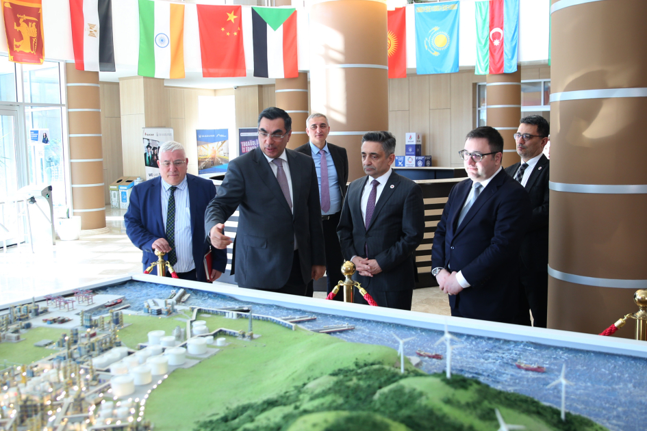 Türkiyə Müdafiə Sənayesi Komitəsinin rəhbərliyi Bakı Ali Neft Məktəbində