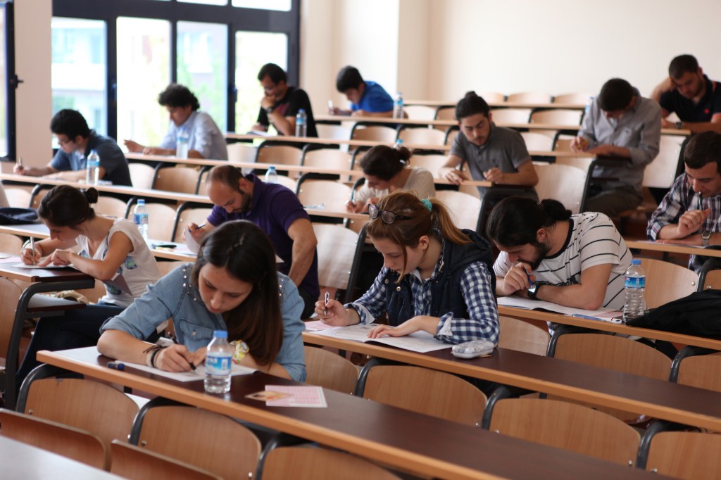 Bu gün hansı universitetlər onlayn təhsilə keçib? - RƏSMİ