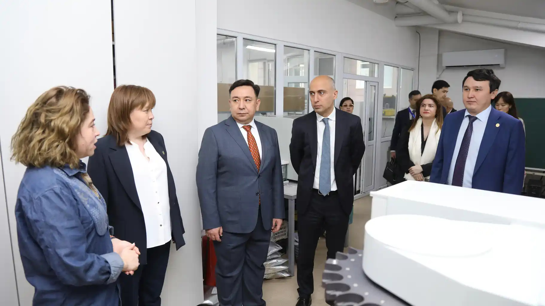 Emin Əmrullayev Qazaxıstanda Farabi Hub İnnovasiya Mərkəzini ziyarət edib 