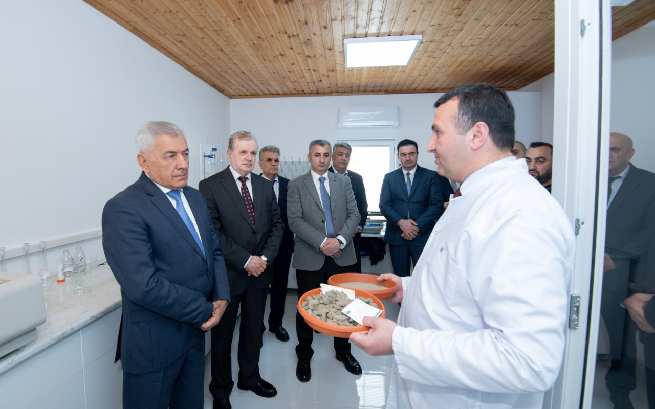 BMU-nun rektoru laboratoriyanın açılışında