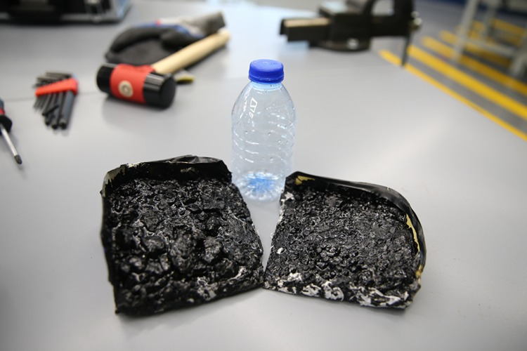 Plastik tullantılarla asfaltın möhkəmliyini 25 faiz artırdı – Məktəblinin ixtirası