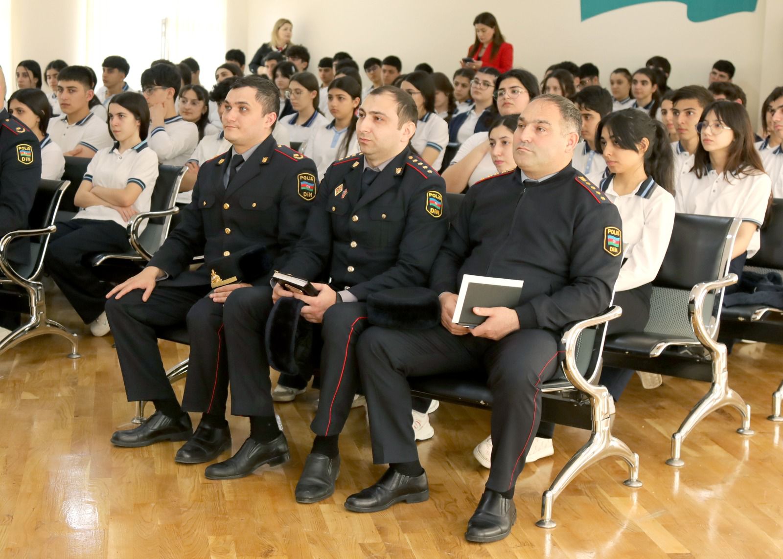Polis təhsil müəssisələrində maarifləndirmə tədbirləri keçirib