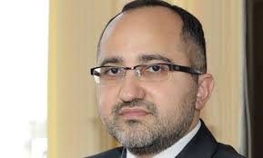 Hüquqşünas Əkrəm Həsənov: “Geyimə yalnız həddən artıq açıq-saçıq olduqda məhdudiyyət qoyula bilər”