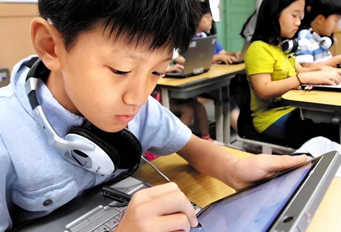 Cənubi Koreyada şagird və tələbələrə kompüterlər paylanacaq