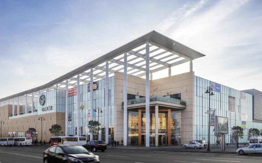Bakıda Gənclik Mall ticarət mərkəzi istifadəyə verildi
