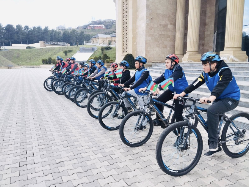 Gədəbəydə yeniyetmə və gənclər tarixi irsə diqqət çəkən veloyürüşdə iştirak ediblər