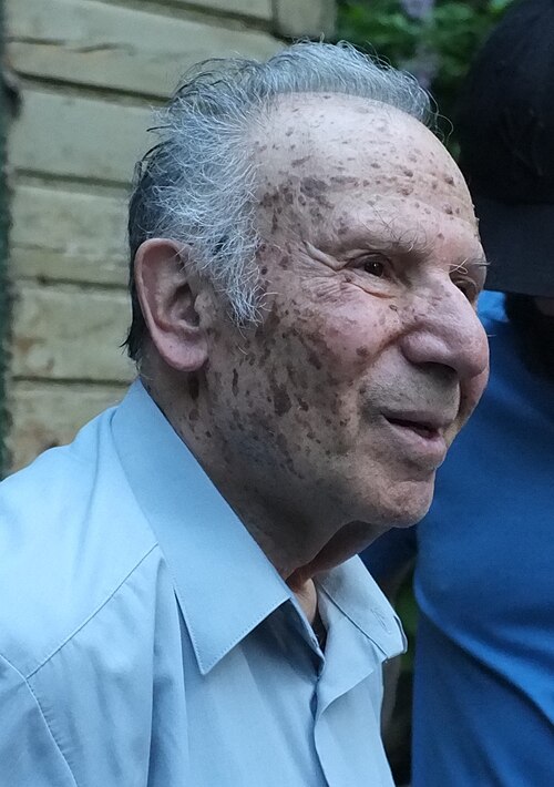 Çingiz Hüseynov – Azərbaycan ədəbiyyatının tanınmış nümayəndəsi və alim