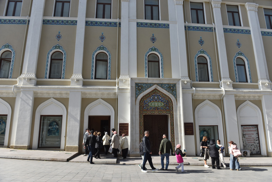 Beynəlxalq Abidələr və Tarixi Yerlər Günündə Ədəbiyyat Muzeyini 2800-ə yaxın tamaşaçı ziyarət edib