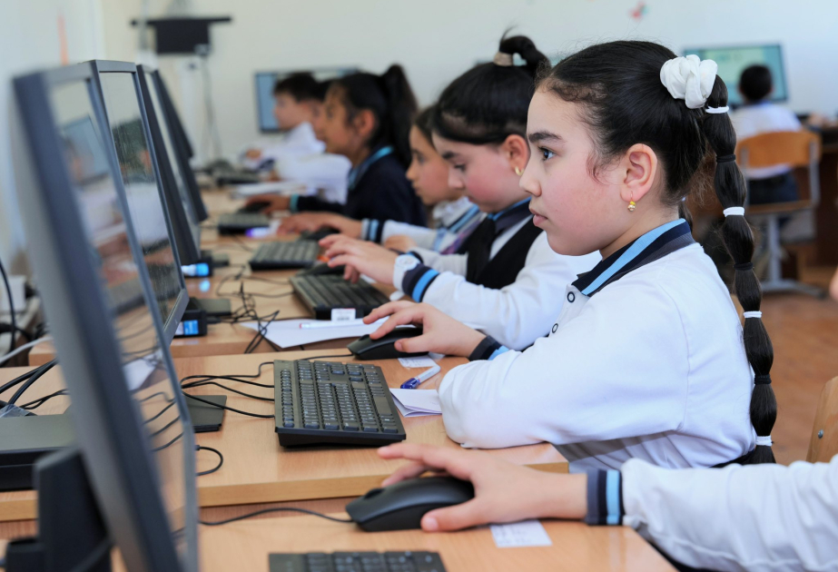 Naxçıvanda məktəblərə 4300 kompüter veriləcək