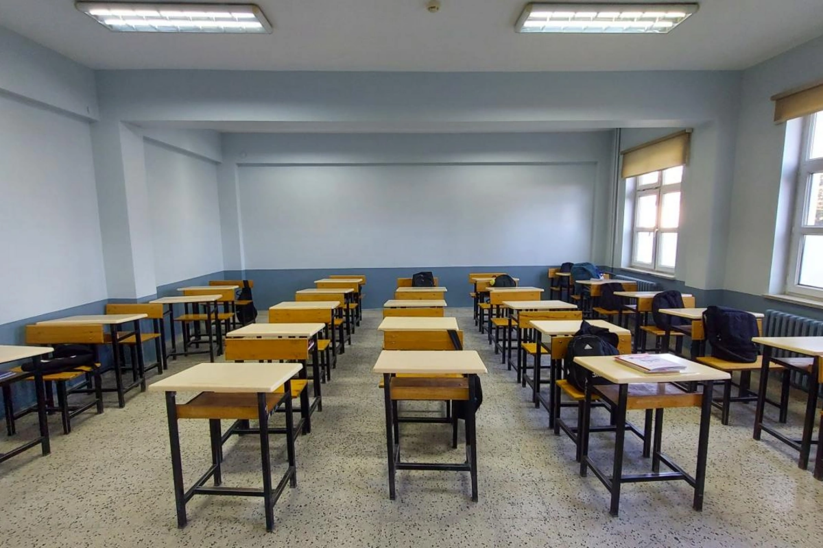 Qonşu ölkədə şagirdlərin telefonlarına nəzarət gücləndi: Xüsusi SIM-kartlar tətbiq olunacaq