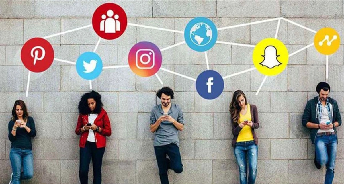 Gündə saatlarla sosial şəbəkələrdə: gənclər arasında asılılıq artır