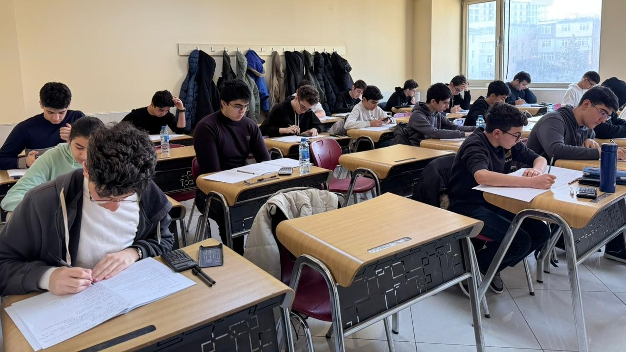 Telefonla böyüyən uşaqlarda diqqət və emosional bağlanma necə dəyişir? – Psixoloq açıqladı