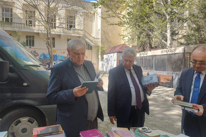 ADU-da oxu mədəniyyətinin təşviqinə yönəlmiş kitab aksiyası keçirilir