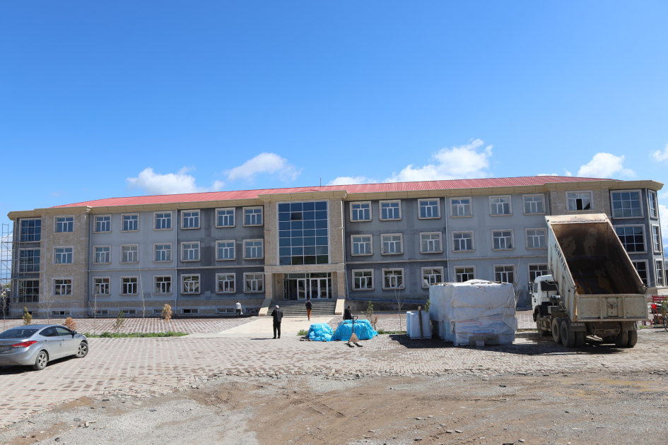 Nehrəm qəsəbəsindəki 3 nömrəli məktəb binasının yeni tədris ilindən istifadəyə verilməsi nəzərdə tutulur