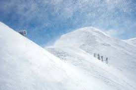 Everestdə buzlaq çökdü: Yüzlərlə turist baza düşərgəsində qaldı