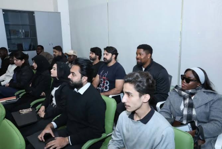 Havayda yerli tələbələrə dəstək proqramı məhkəməyə verilib