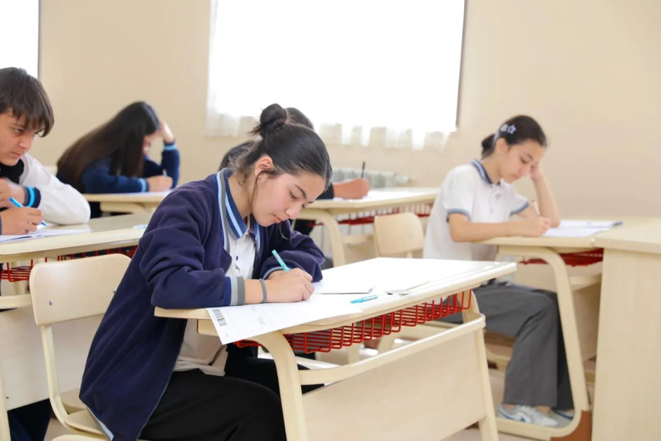 Bu gün IX sinif şagirdləri imtahan veriblər