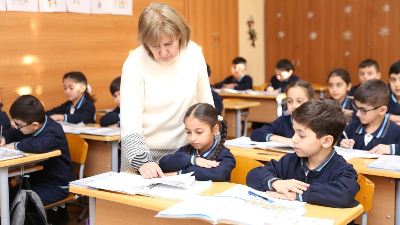 Məktəblərdə texnologiya siyasəti müzakirələri qızışır