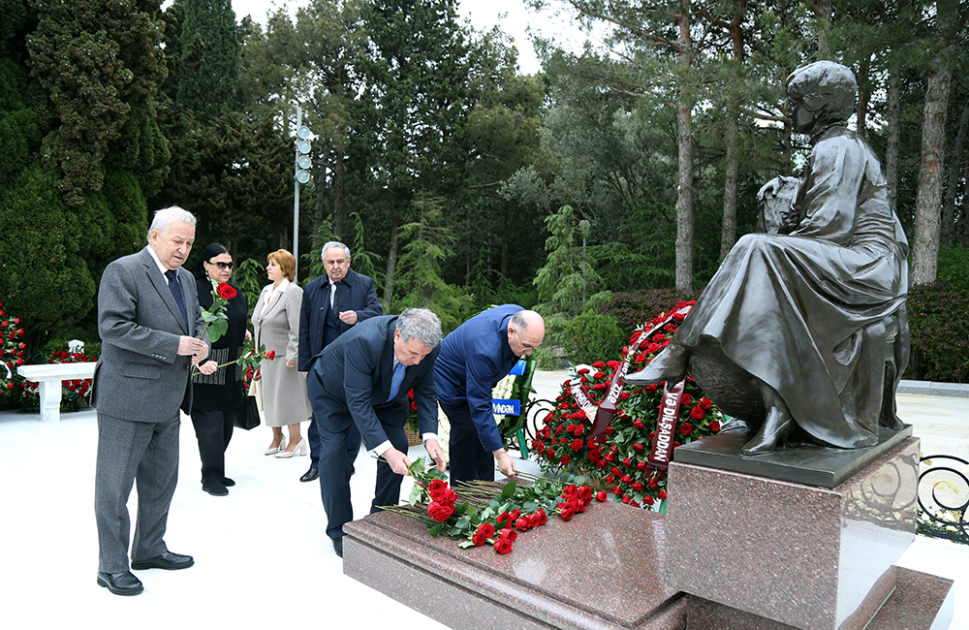 AMEA rəhbərliyi akademik Zərifə Əliyevanın xatirəsini yad edib