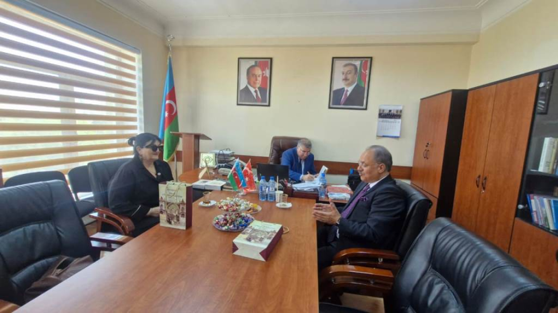 Ankara Universitetinin dekanı Dilçilik İnstitutunda qonaq olub