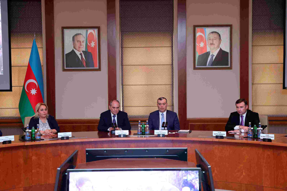 Maliyyə Nazirliyində YAP-a yeni qəbul olunan əməkdaşlara üzvlük vəsiqələri təqdim edilib
