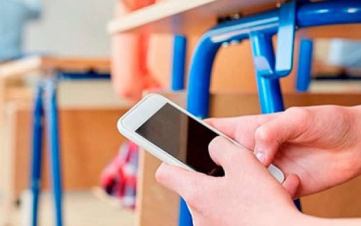 Şagird imtahana ayaqqabısının altında telefon keçirtmək istədi