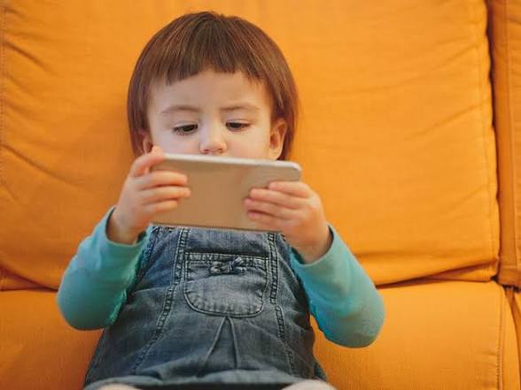 Planşet və telefonla böyüyən uşaqlar hansı bacarıqları itirir? – Məktəbəqədər təhsil eksperti açıqladı