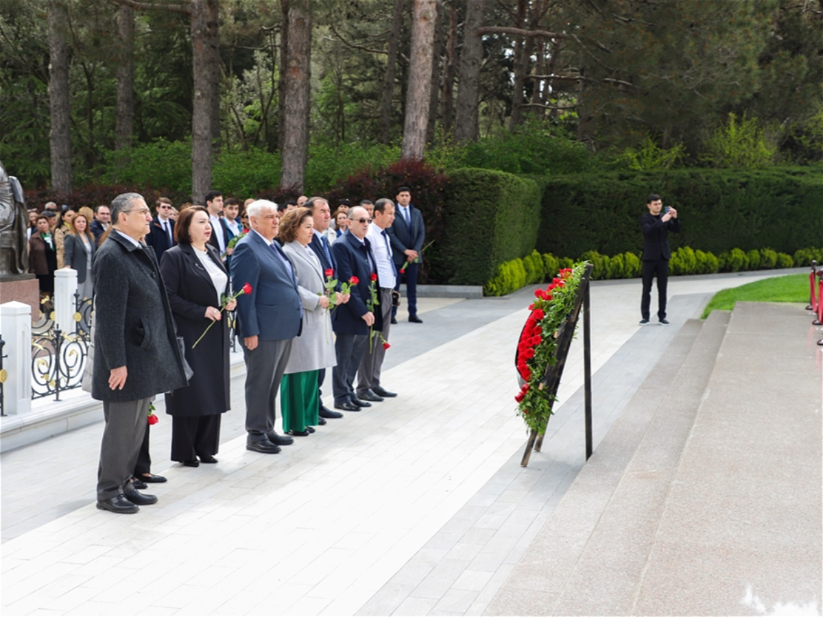 ADU-nun kollektivi Ulu Öndər Heydər Əliyevin məzarını ziyarət edib