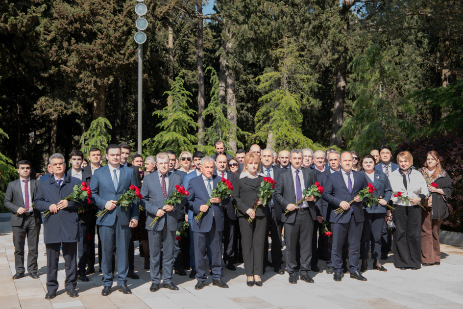 BMU-nun kollektivi Fəxri xiyabanda Ulu Öndərin xatirəsini ehtiramla yad edib