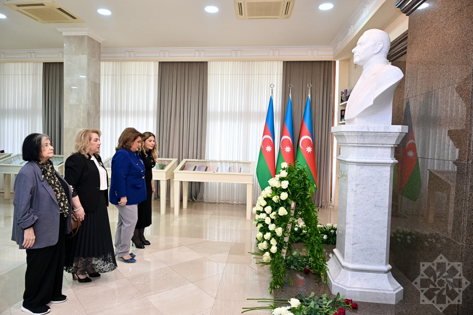 “Heydər Əliyev və Azərbaycan milli mədəniyyəti” silsiləsindən sənədlər toplusunın təqdimatı olub