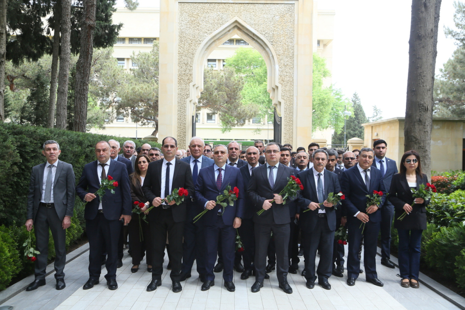 AzTU və TAU kollektivi Ulu Öndərin məzarını ziyarət ediblər