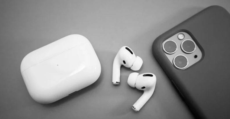 “Apple” qulaqlıqlara kamera yerləşdirəcək