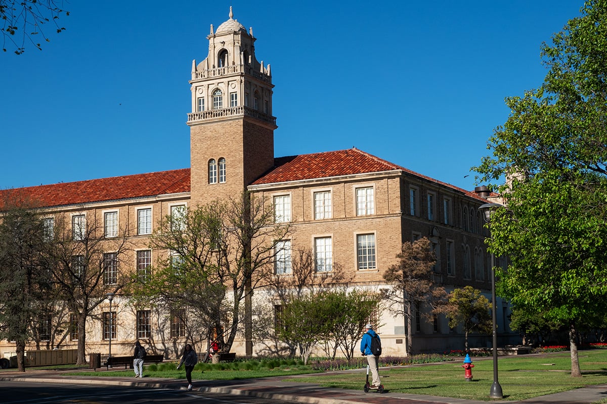 Texas Tech University System Board of Regents iclası zamanı tələbələr dəfn mərasimində iştirak edib