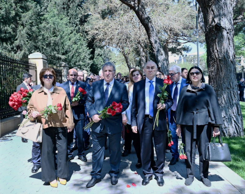 AMEA-nın kollektivi Ulu Öndər Heydər Əliyevin xatirəsini yad edib