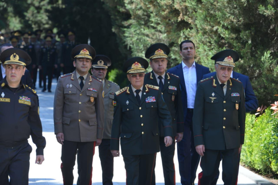 Fövqəladə Hallar Nazirliyinin kollektivi Ulu Öndər Heydər Əliyevin məzarını ziyarət edib