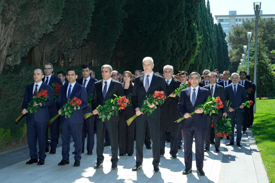 Əmək və Əhalinin Sosial Müdafiəsi Nazirliyinin kollektivi Ulu Öndər Heydər Əliyevin məzarını ziyarət edib
