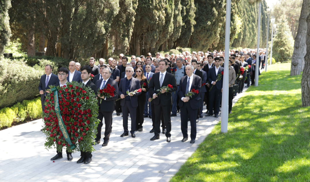 BDU kollektivi Fəxri xiyabanda Ümummilli Lider Heydər Əliyevin məzarını ziyarət edib
