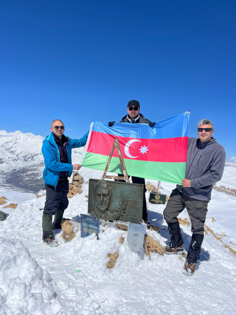 Ulu Öndərin əziz xatirəsi Heydər Əliyev zirvəsində anılıb
