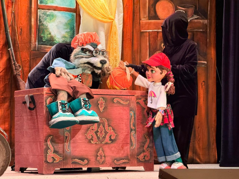 “Aldanmış Canavar” Kukla Teatrının səhnəsində