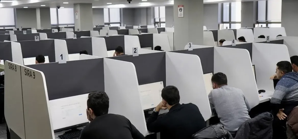     Dövlət qulluğu imtahanından uğurla keçənlərə sertifikatların verilməsinə start verildi- FOTO