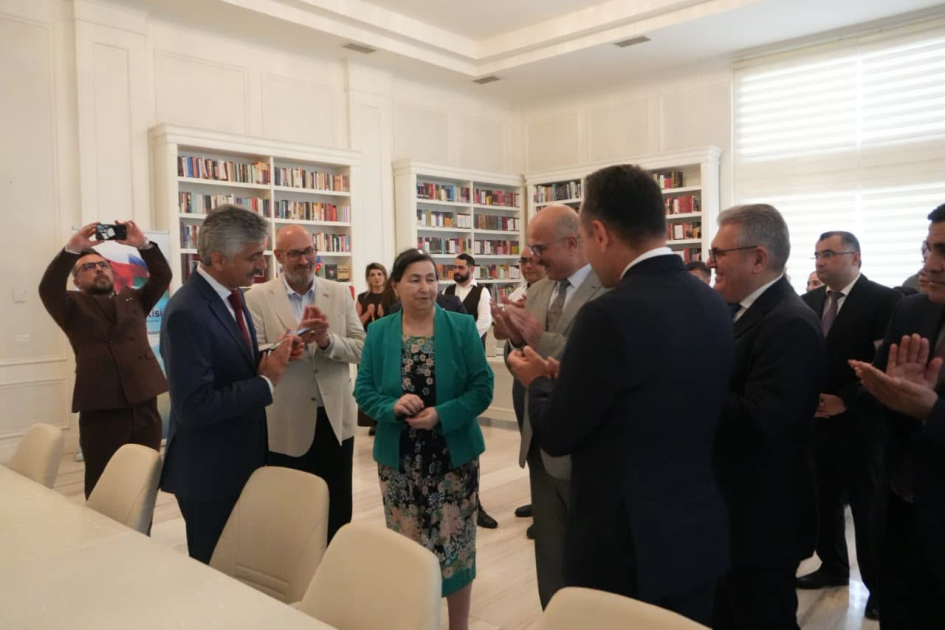 Gəncə şəhər Heydər Əliyev Mərkəzində “Türkiyə ədəbiyyatı” bölməsi oxucuların istifadəsinə verilib-FOTOLAR