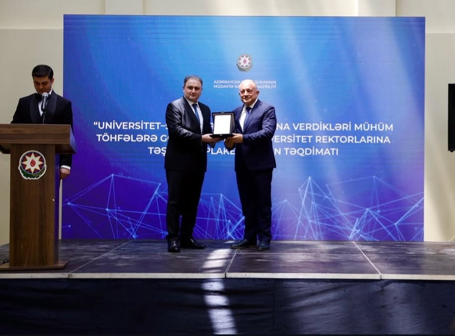 Müdafiə sənayesi naziri AzTU rektoruna təşəkkürnamə təqdim edib - FOTOLAR