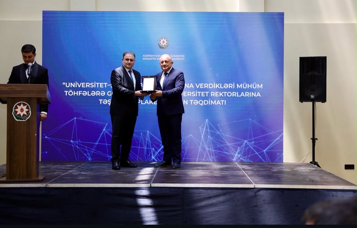 Müdafiə sənayesi naziri AzTU rektoruna təşəkkürnamə təqdim etdi