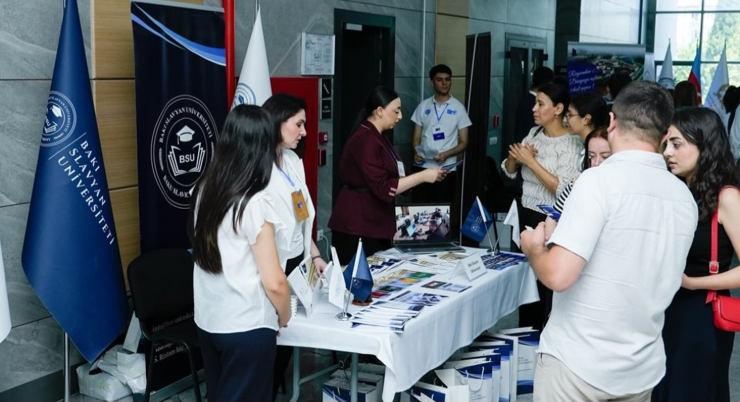 BSU ali təhsil müəssisələrinin sərgisində abituriyentlərlə görüşlərini davam etdirir - FOTOLAR