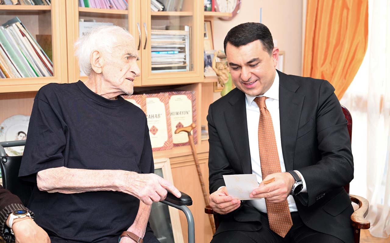 Mədəniyyət naziri Xalq artisti Tofiq Bakıxanovu evində ziyarət edib-FOTOLAR
