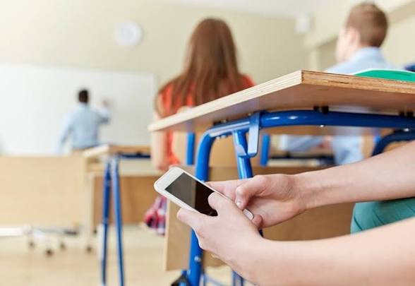 Polşada məktəblərdə smartfon istifadəsi qadağan edilir