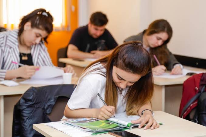 Rus dili üzrə ən uğurlu məktəblər açıqlanıb