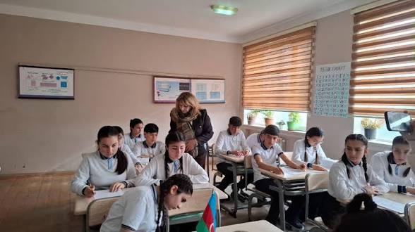 İngilis dili üzrə ən uğurlu məktəblər açıqlanıb