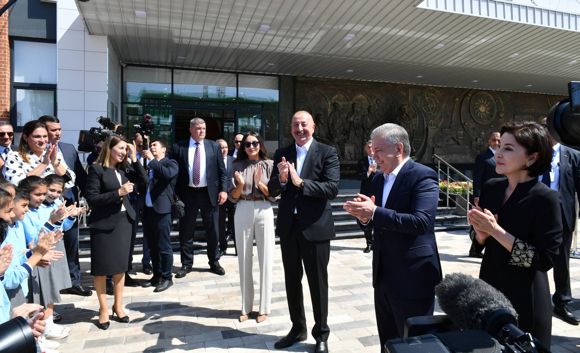     İlham Əliyev Füzulidə Özbəkistanın inşa etdiyi məktəbdən danışdı
