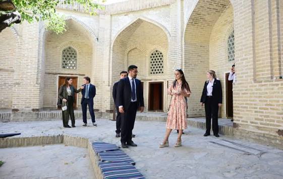     Leyla Əliyeva ilk Buxara Biennalesinin əsərləri ilə tanış olub